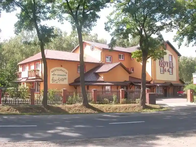 Готель La-Musica вид з вулиці